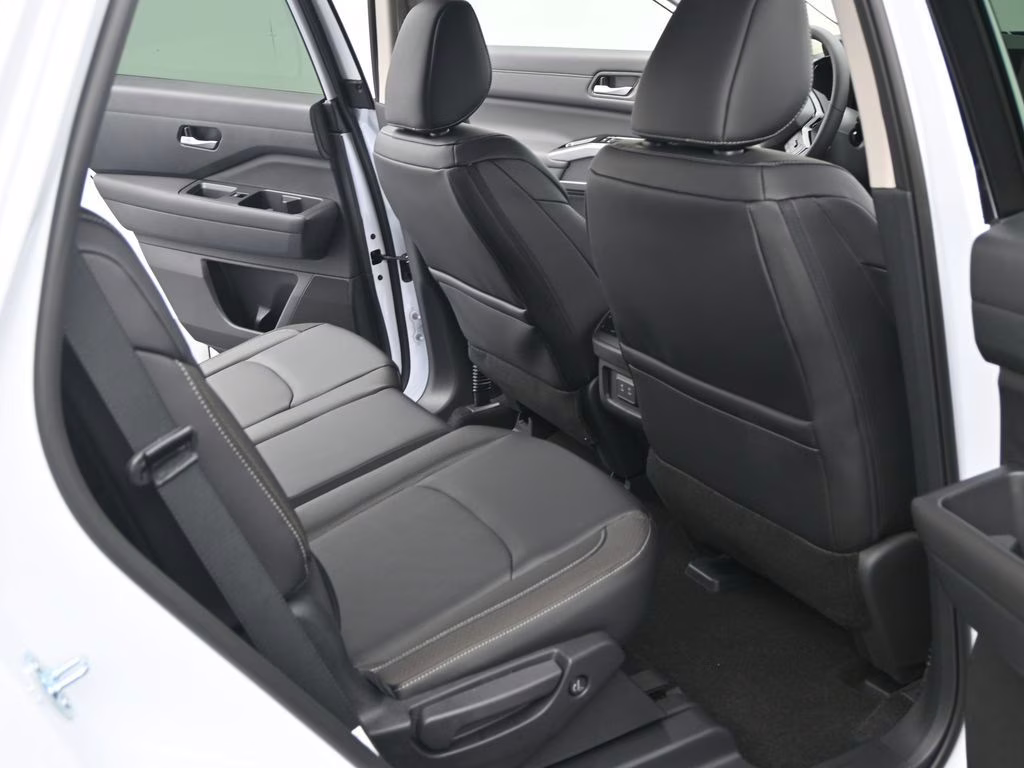 2026 Everest White Pearl Tricoat Nissan Pathfinder SL FWD SUV