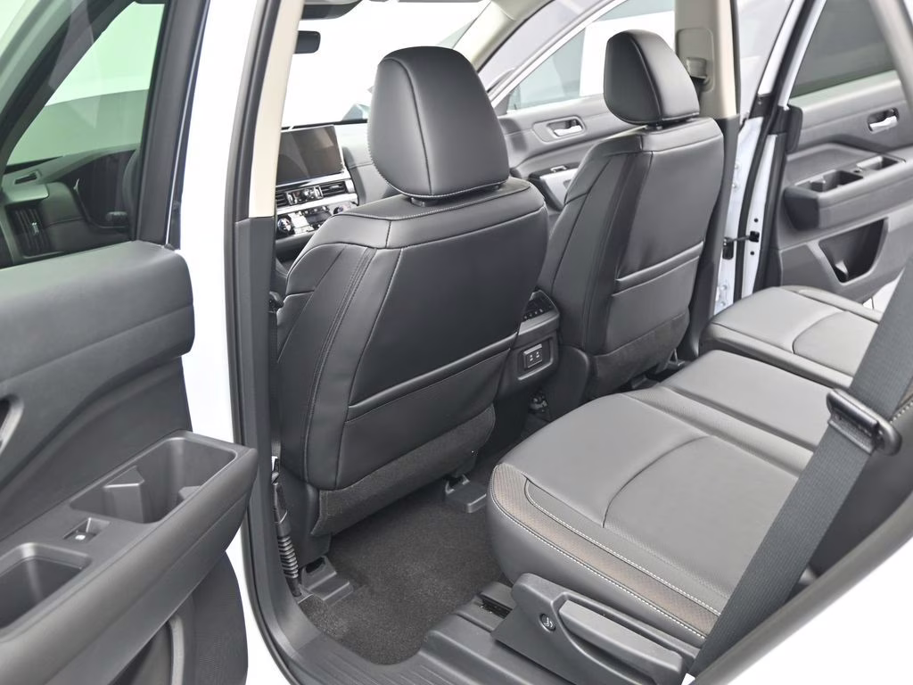 2026 Everest White Pearl Tricoat Nissan Pathfinder SL FWD SUV