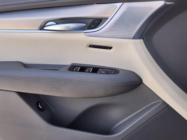 2023 Argent Silver Metallic Cadillac XT5 Premium Luxury FWD SUV