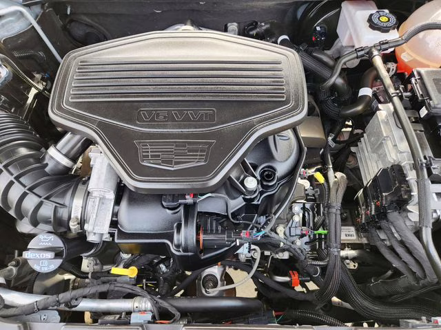 2023 Argent Silver Metallic Cadillac XT5 Premium Luxury FWD SUV