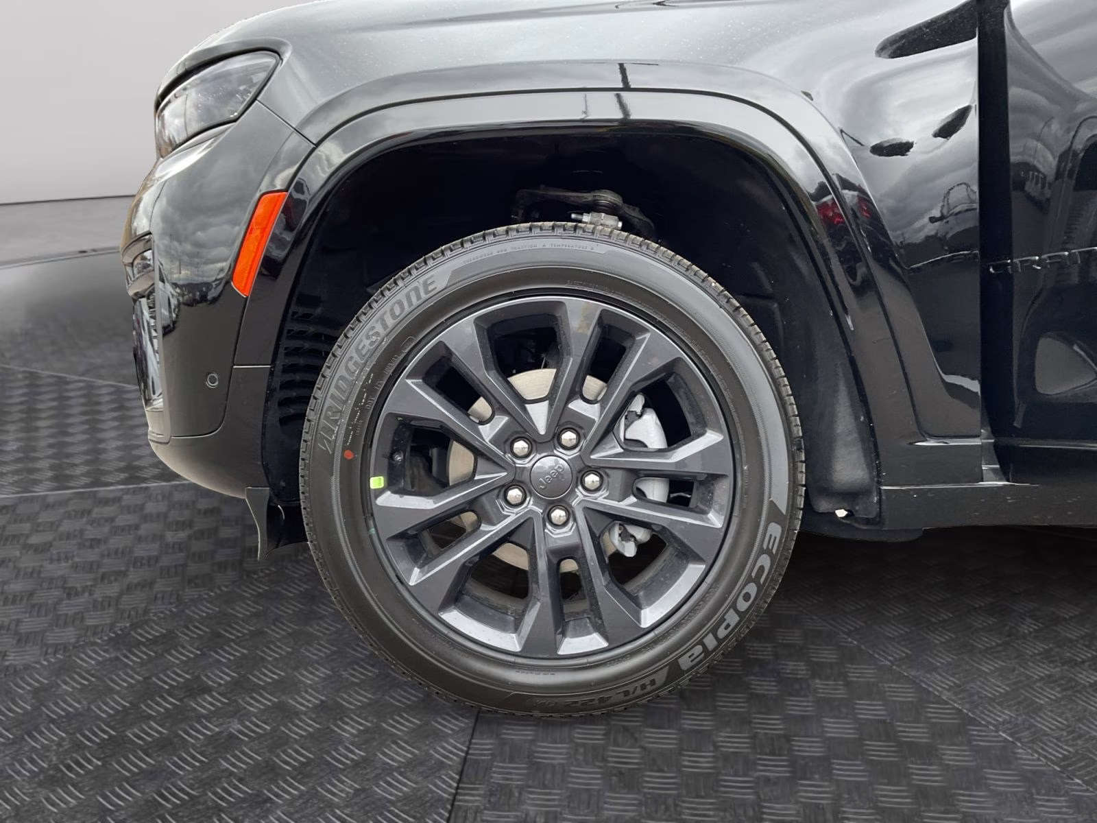 2026 Diamond Black Crystal Pearlcoat Jeep Grand Cherokee Limited 4X4 SUV