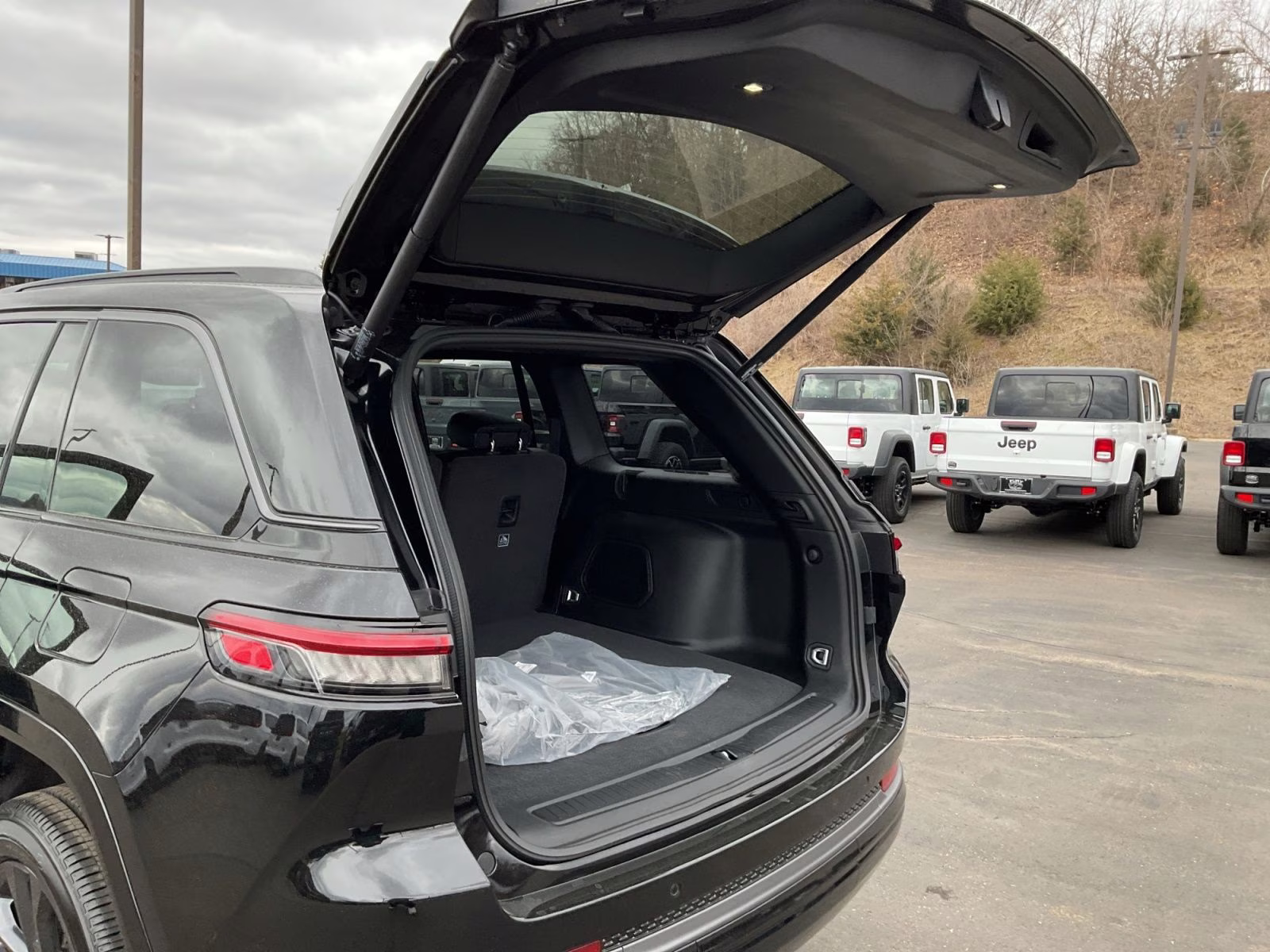 2026 Diamond Black Crystal Pearlcoat Jeep Grand Cherokee Limited 4X4 SUV