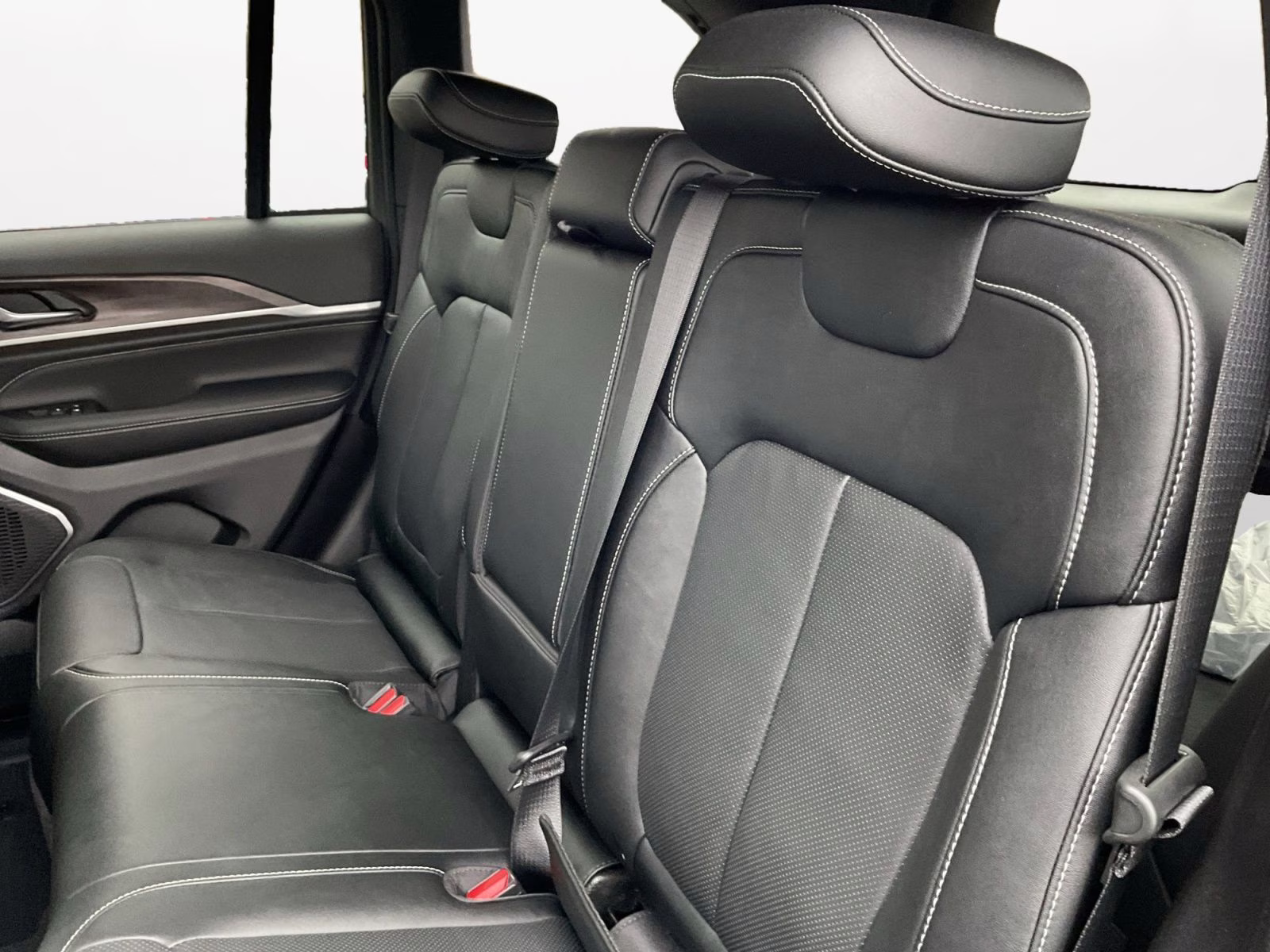 2026 Diamond Black Crystal Pearlcoat Jeep Grand Cherokee Limited 4X4 SUV