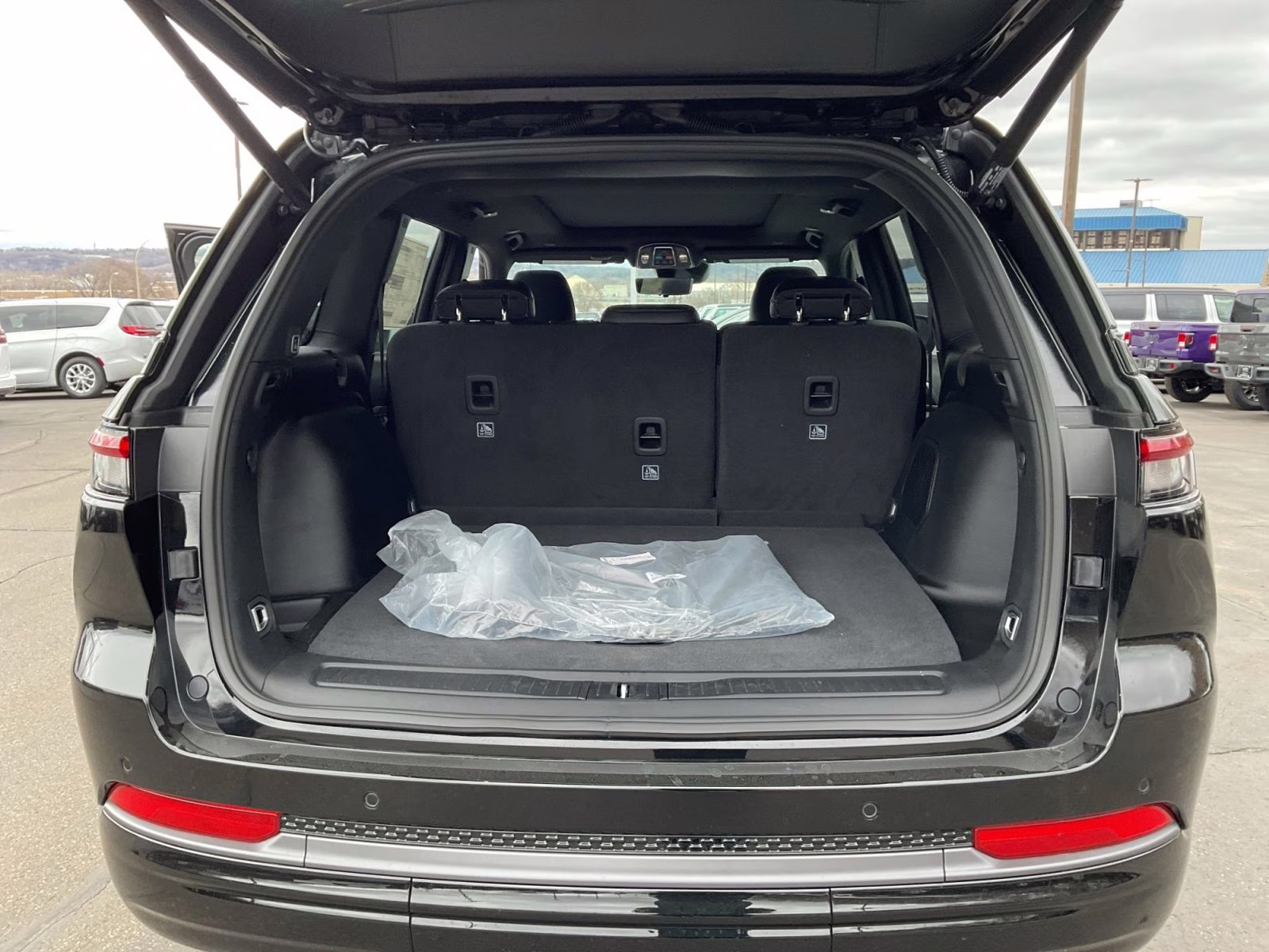 2026 Diamond Black Crystal Pearlcoat Jeep Grand Cherokee Limited 4X4 SUV