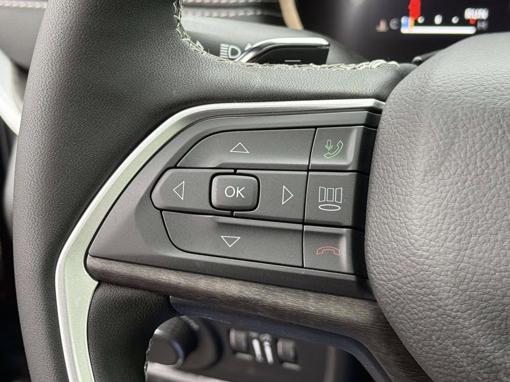 2026 Diamond Black Crystal Pearlcoat Jeep Grand Cherokee L Laredo 4X4 SUV