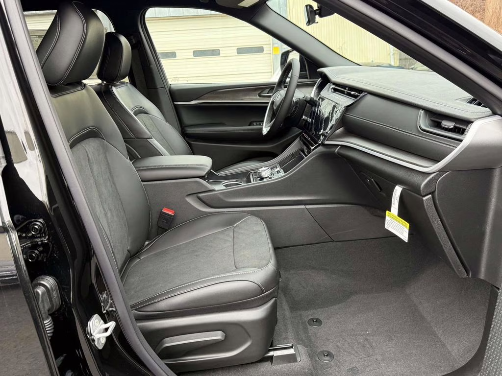 2026 Diamond Black Crystal Pearlcoat Jeep Grand Cherokee L Laredo 4X4 SUV