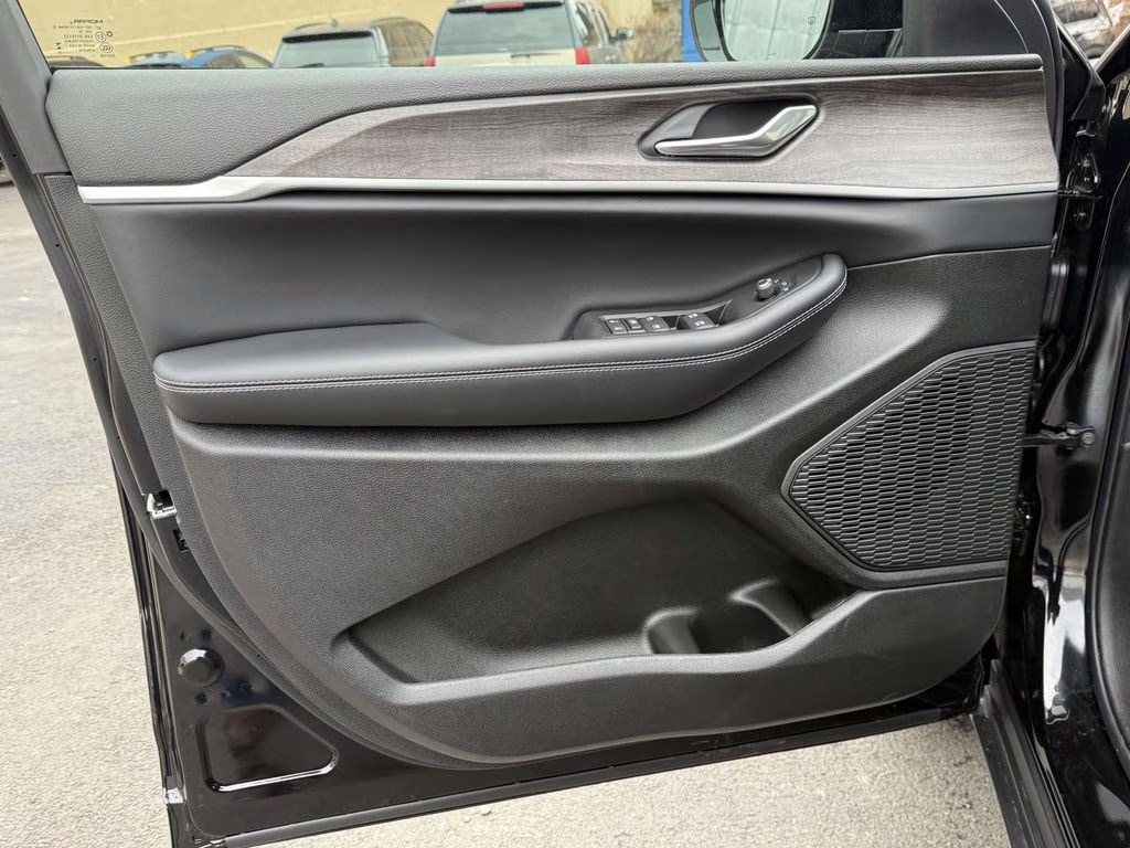 2026 Diamond Black Crystal Pearlcoat Jeep Grand Cherokee L Laredo 4X4 SUV