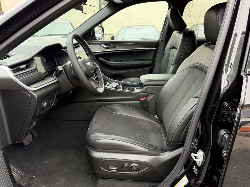 2026 Diamond Black Crystal Pearlcoat Jeep Grand Cherokee L Laredo 4X4 SUV