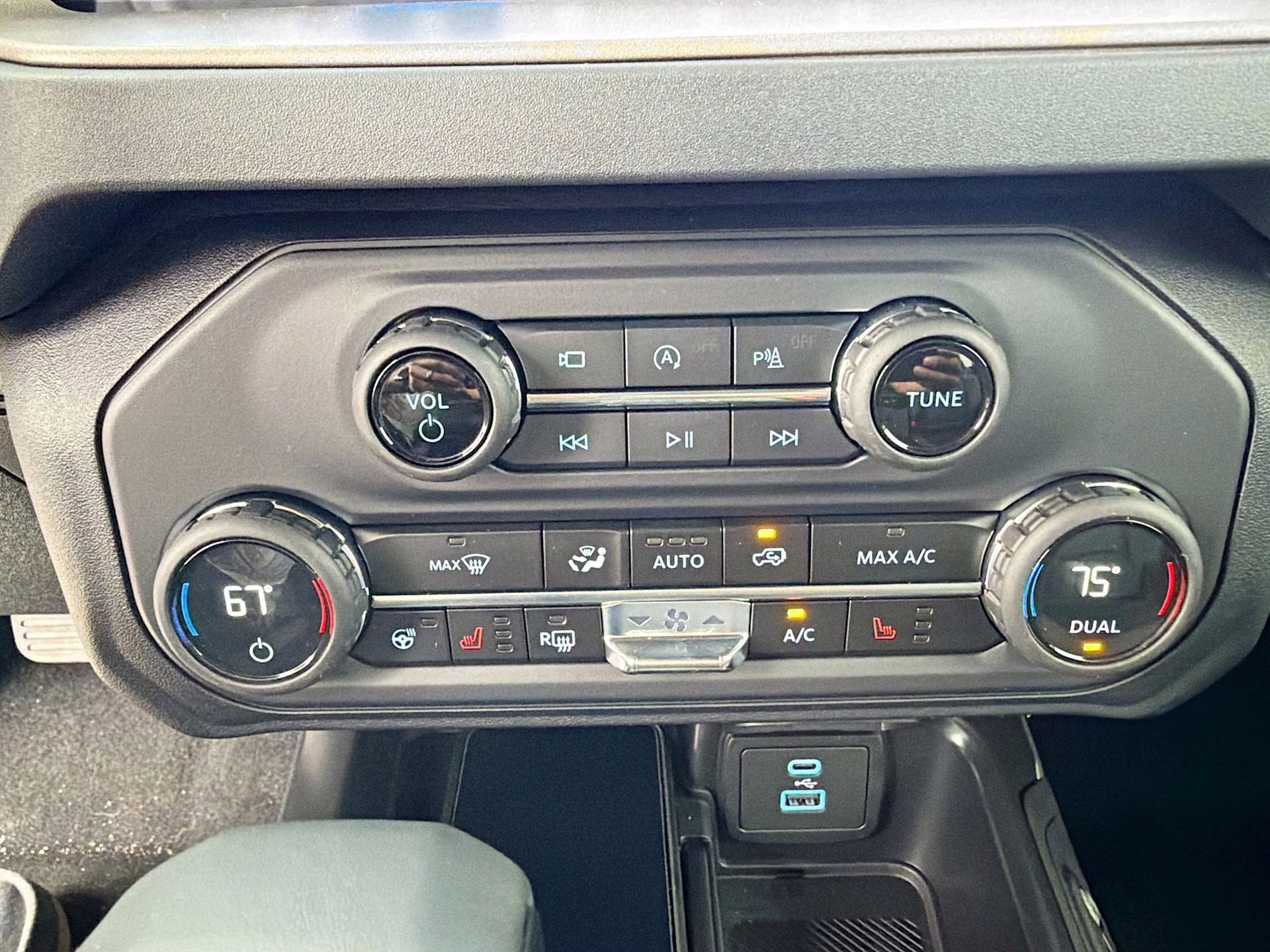 2025 Oxford White Ford Bronco Outer Banks 4X4 SUV