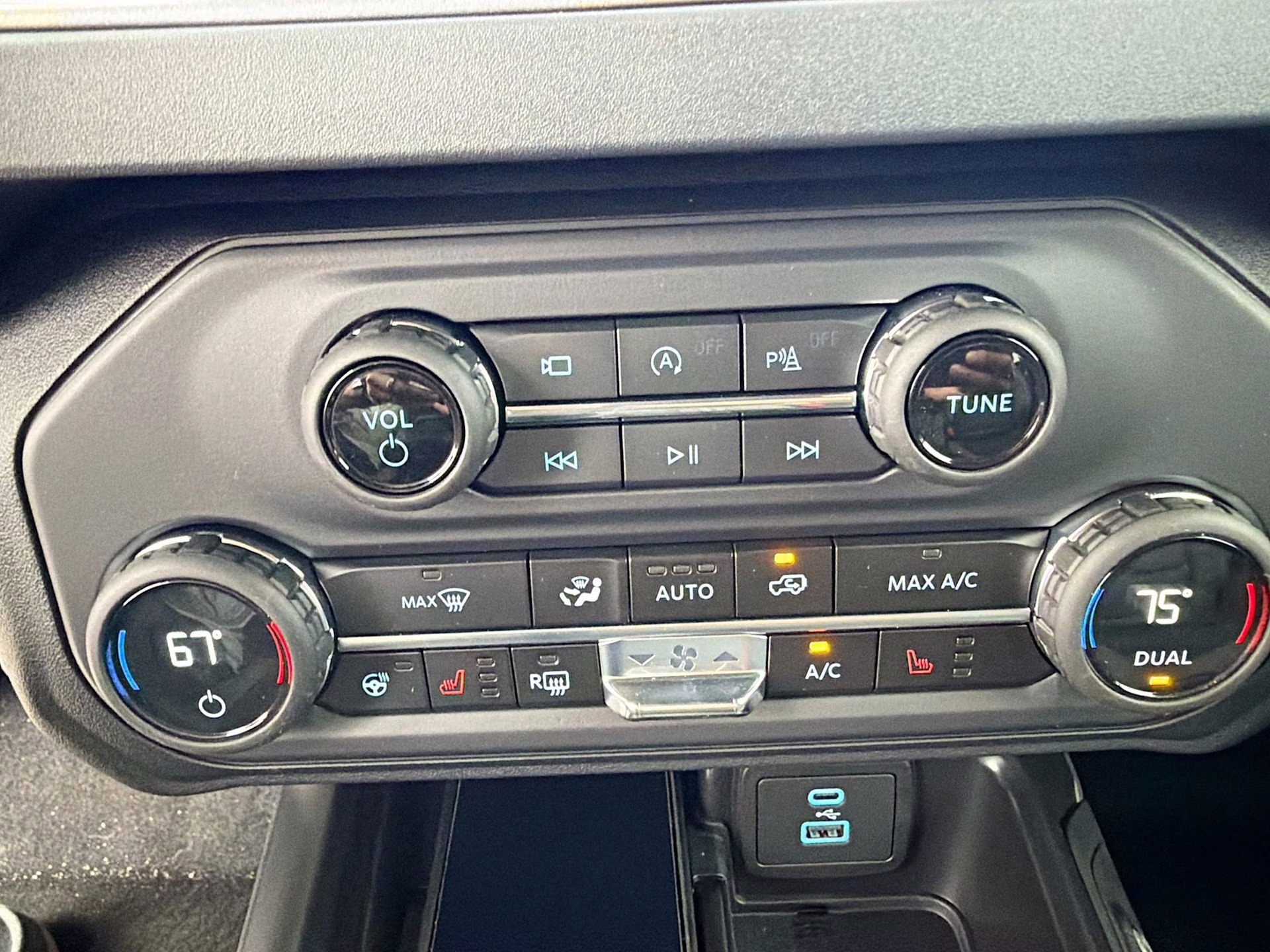 2025 Oxford White Ford Bronco Outer Banks 4X4 SUV