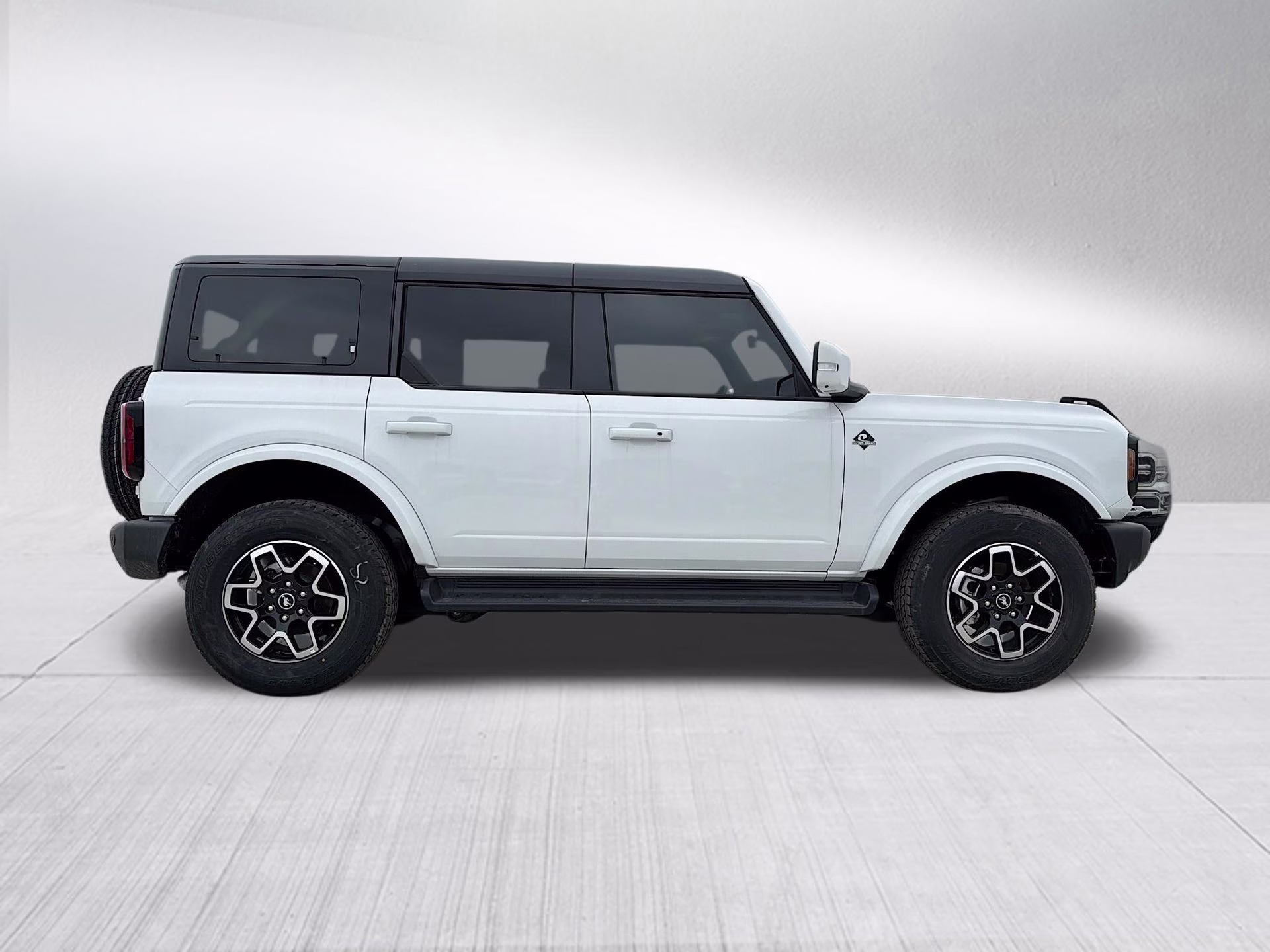 2025 Oxford White Ford Bronco Outer Banks 4X4 SUV