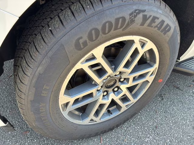 2026 White Metallic Ford Expedition Active RWD SUV