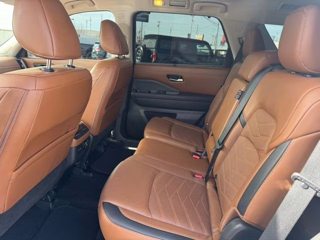 2023 Pearl White Tricoat Nissan Pathfinder Platinum 4X4 SUV