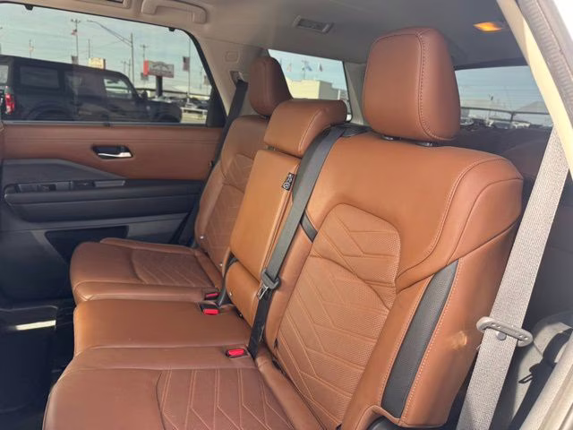 2023 Pearl White Tricoat Nissan Pathfinder Platinum 4X4 SUV