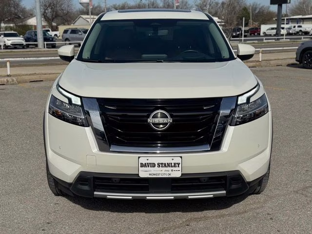2023 Pearl White Tricoat Nissan Pathfinder Platinum 4X4 SUV