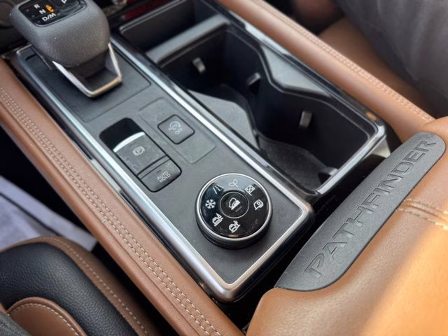2023 Pearl White Tricoat Nissan Pathfinder Platinum 4X4 SUV