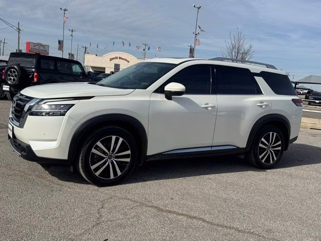 2023 Pearl White Tricoat Nissan Pathfinder Platinum 4X4 SUV