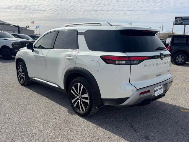 2023 Pearl White Tricoat Nissan Pathfinder Platinum 4X4 SUV