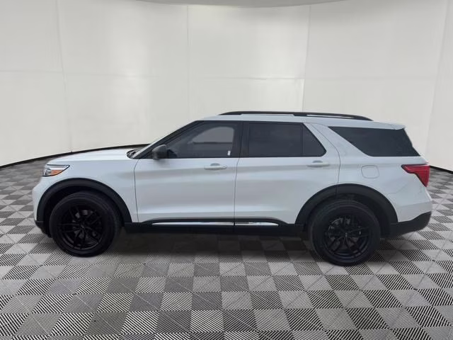 2023 White Metallic Ford Explorer XLT 4X4 SUV