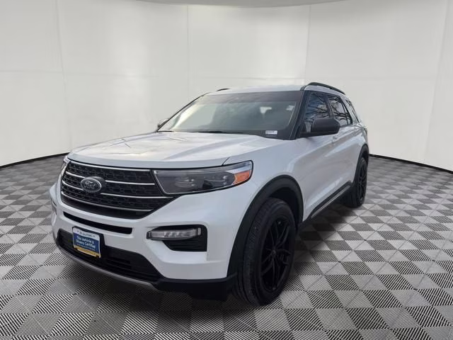 2023 White Metallic Ford Explorer XLT 4X4 SUV