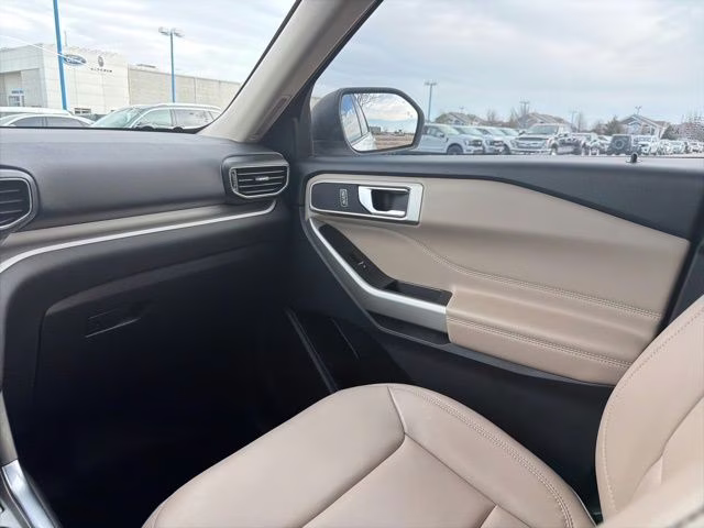 2023 White Metallic Ford Explorer XLT 4X4 SUV