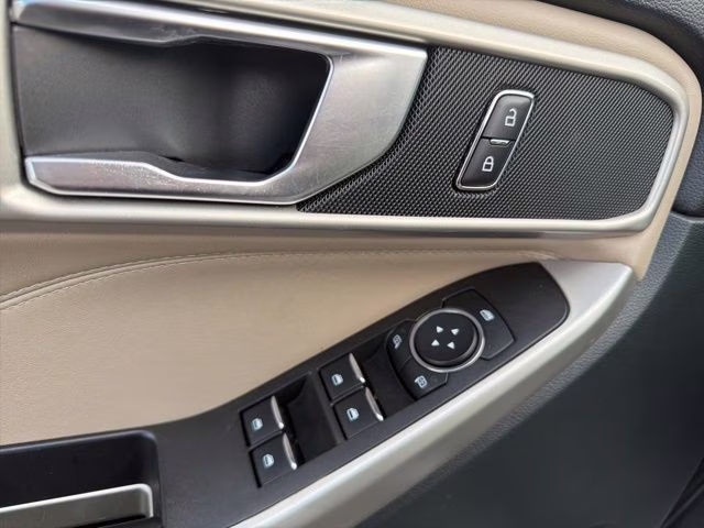 2023 White Metallic Ford Explorer XLT 4X4 SUV