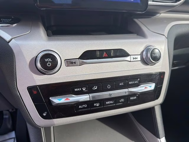 2023 White Metallic Ford Explorer XLT 4X4 SUV