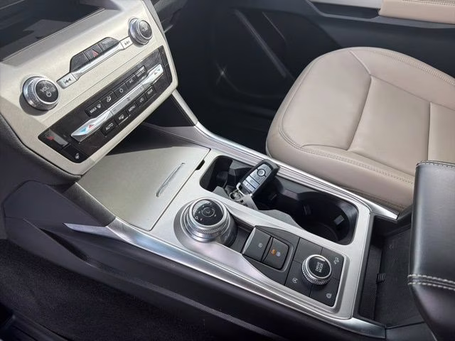 2023 White Metallic Ford Explorer XLT 4X4 SUV