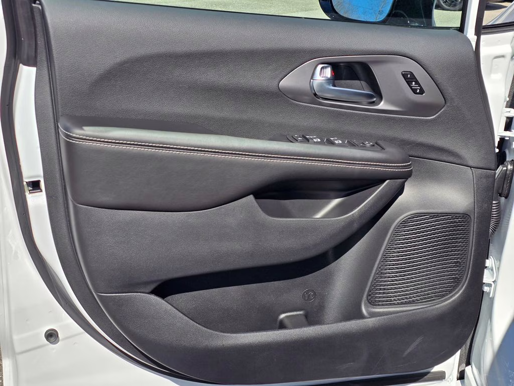 2026 Bright White Clearcoat Chrysler Pacifica Select FWD Van