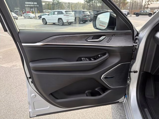 2023 Silver Zynith Jeep Grand Cherokee 4xe Overland 4X4 SUV