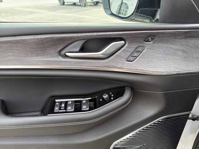 2023 Silver Zynith Jeep Grand Cherokee 4xe Overland 4X4 SUV