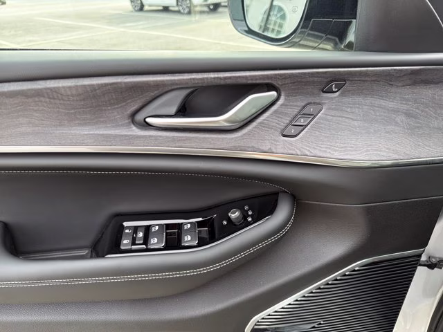 2023 Silver Zynith Jeep Grand Cherokee 4xe Overland 4X4 SUV