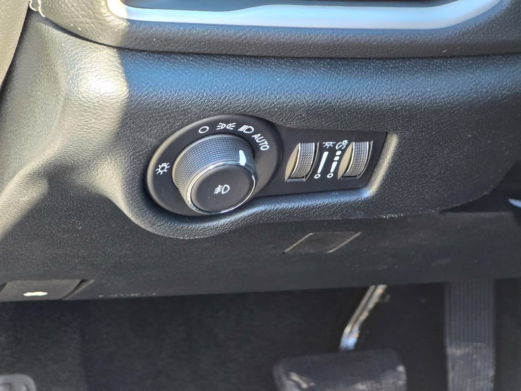 2026 Bright White Clearcoat Chrysler Pacifica Select FWD Van