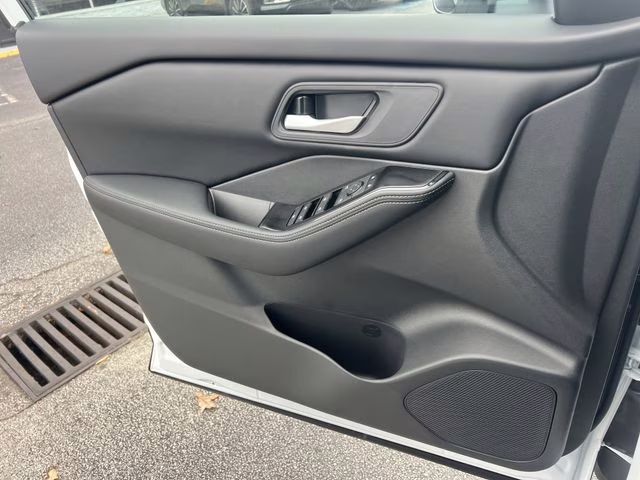 2026 Everest White Pearl Tricoat Nissan Rogue SV FWD SUV