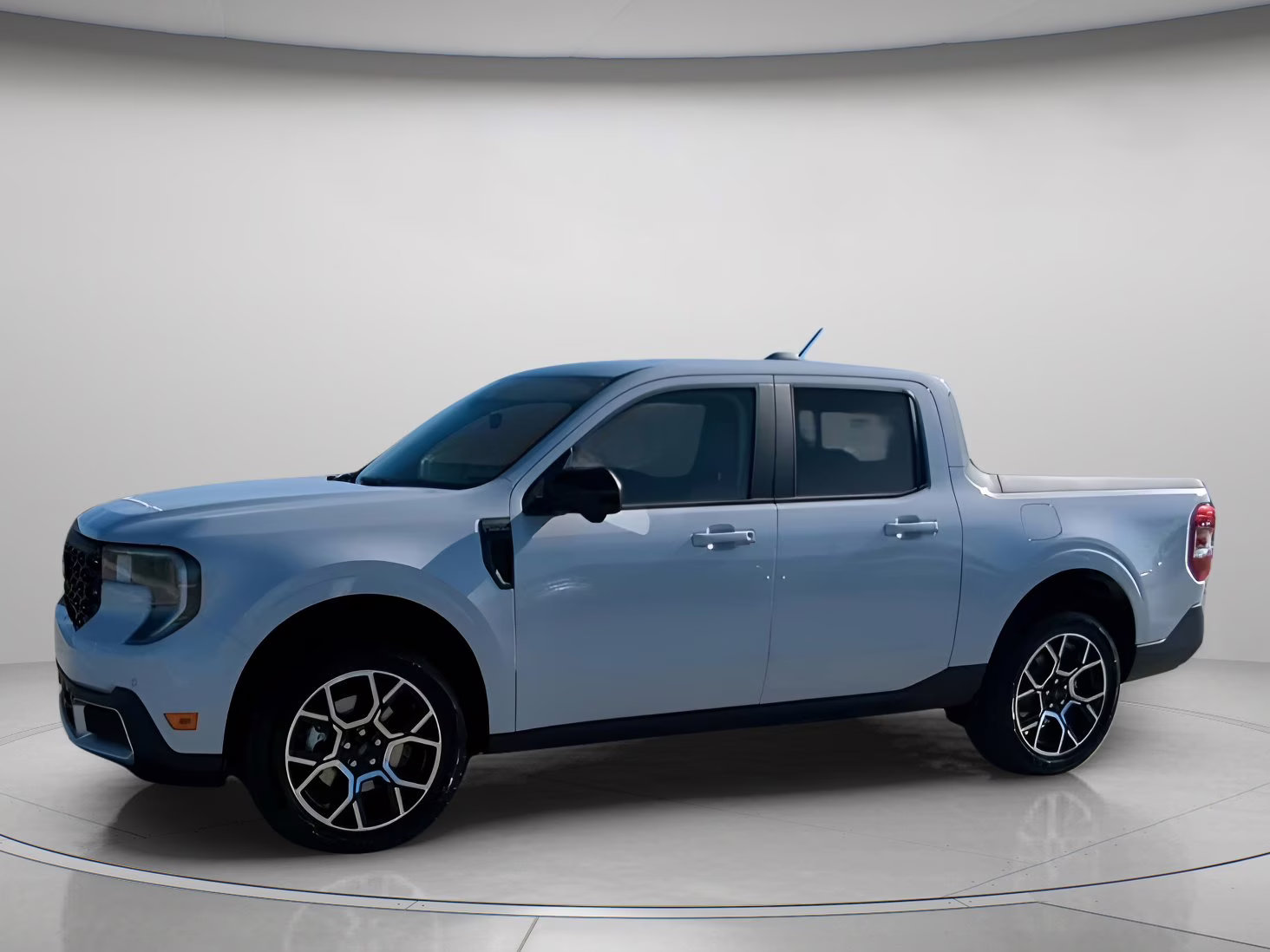 2026 Oxford White Ford Maverick LARIAT Crew Cab Pickup AWD Truck