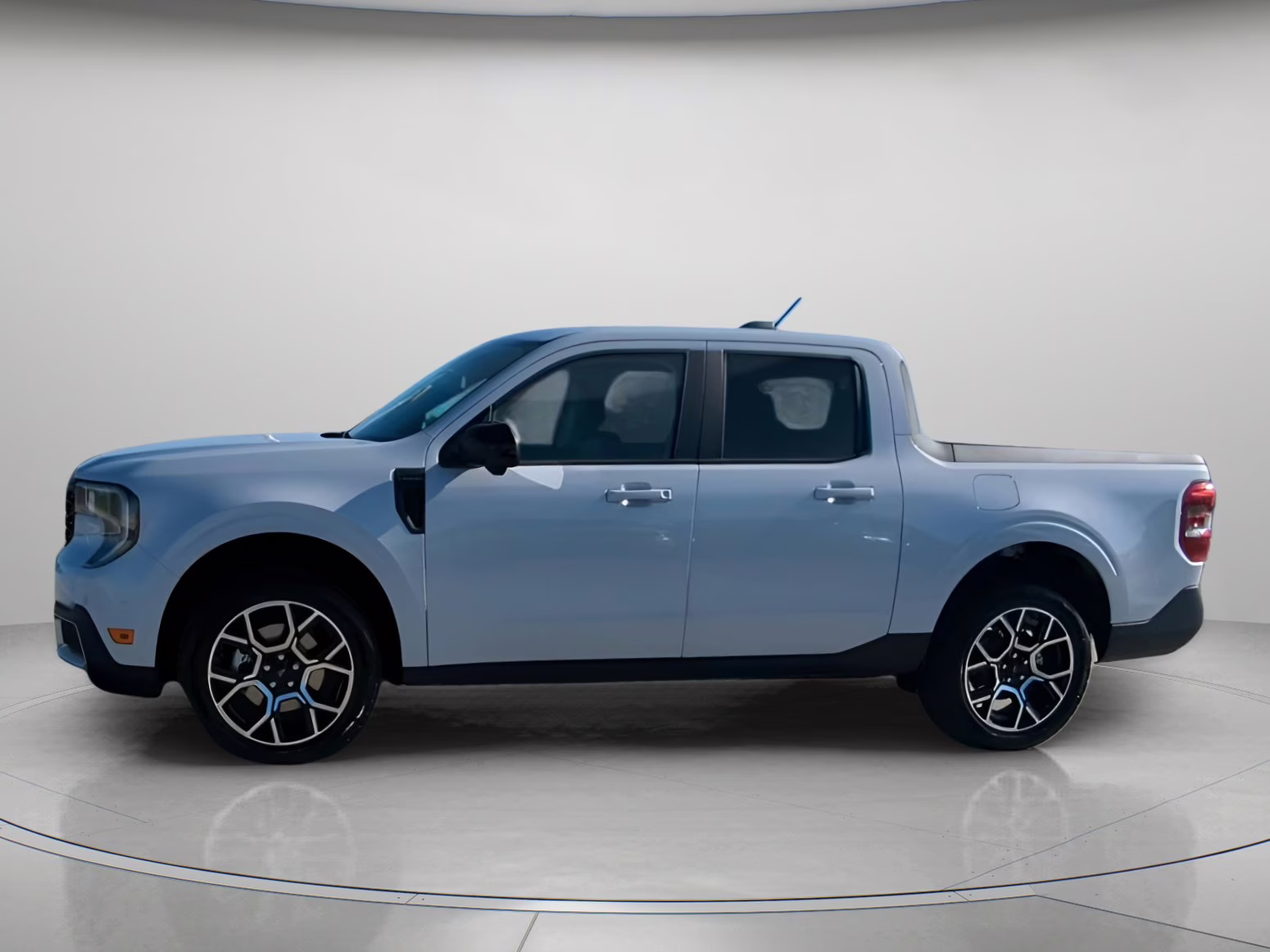 2026 Oxford White Ford Maverick LARIAT Crew Cab Pickup AWD Truck