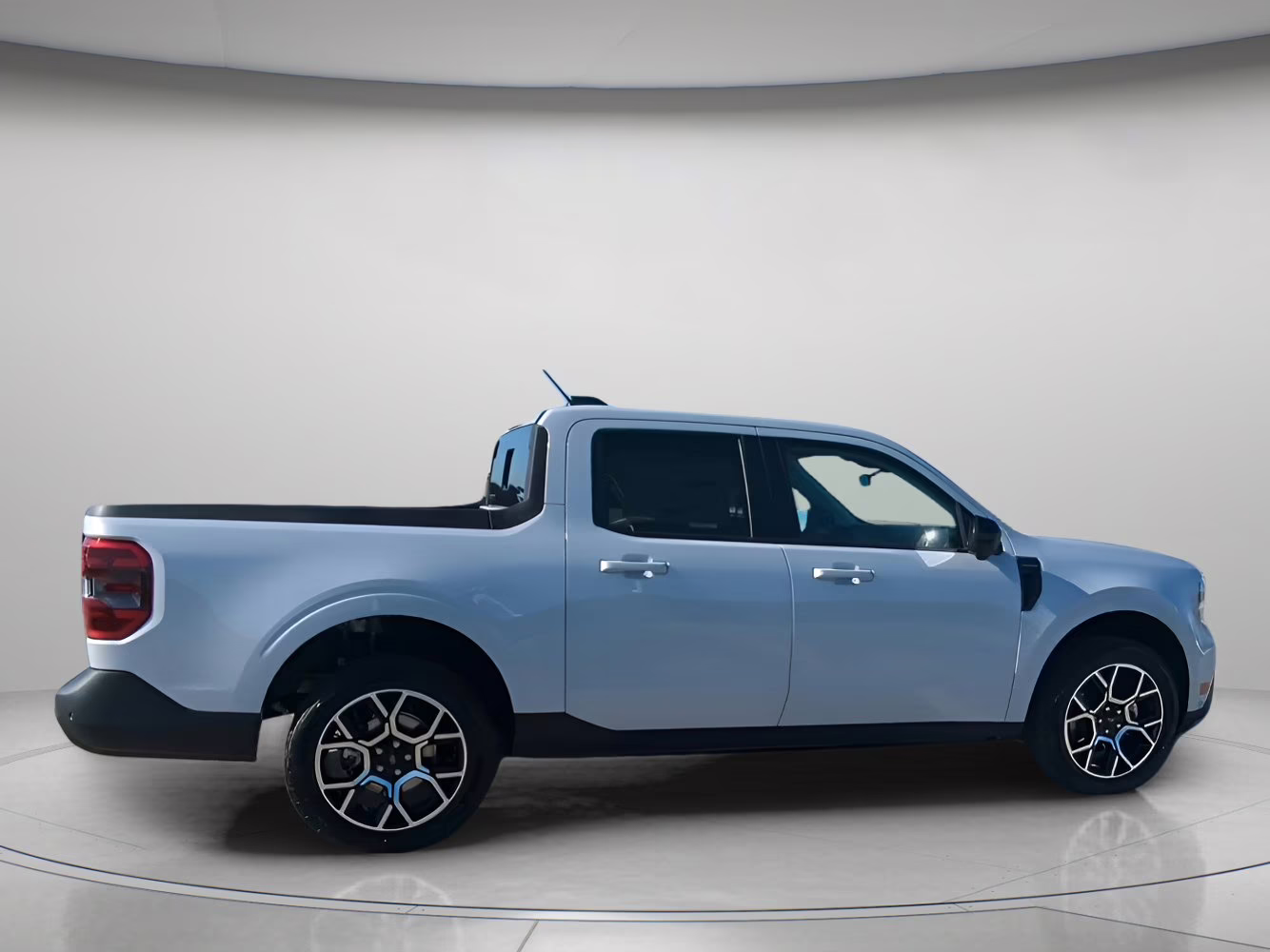 2026 Space White Metallic Ford Maverick LARIAT Crew Cab Pickup AWD Truck