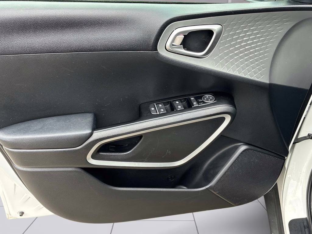 2023 Snow White Pearl Kia Soul LX FWD Hatchback