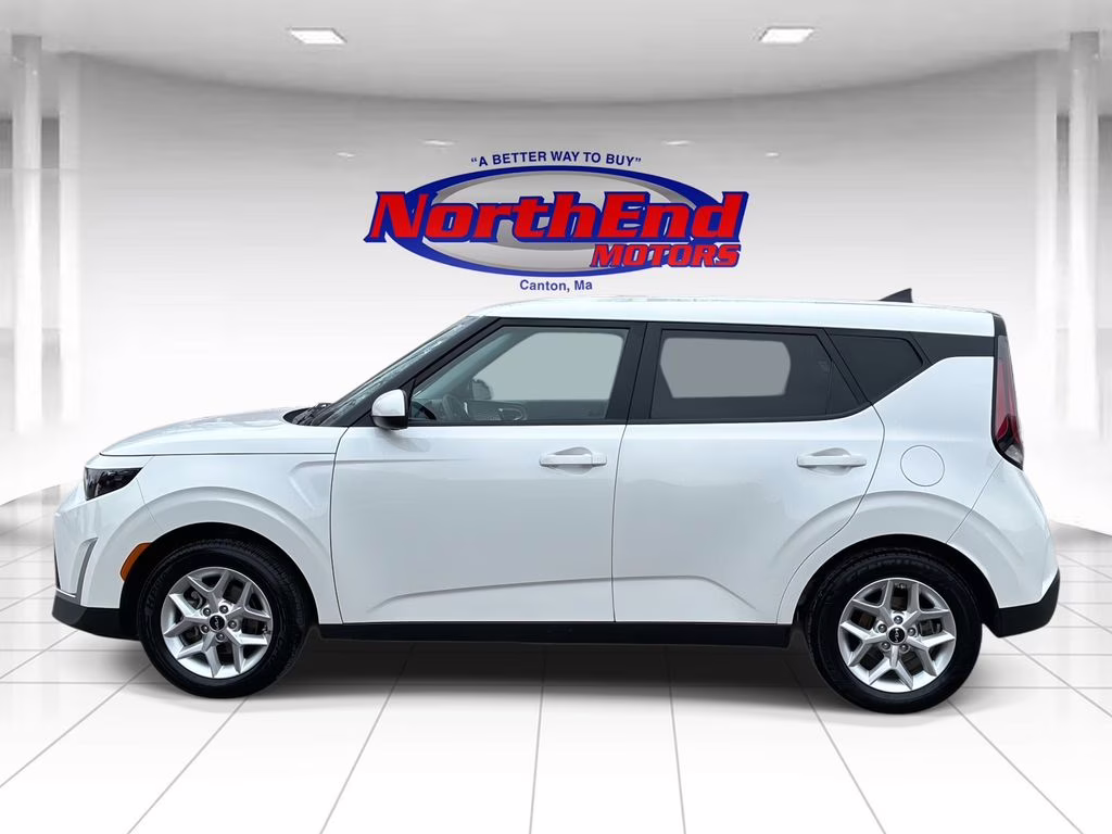 2023 Snow White Pearl Kia Soul LX FWD Hatchback