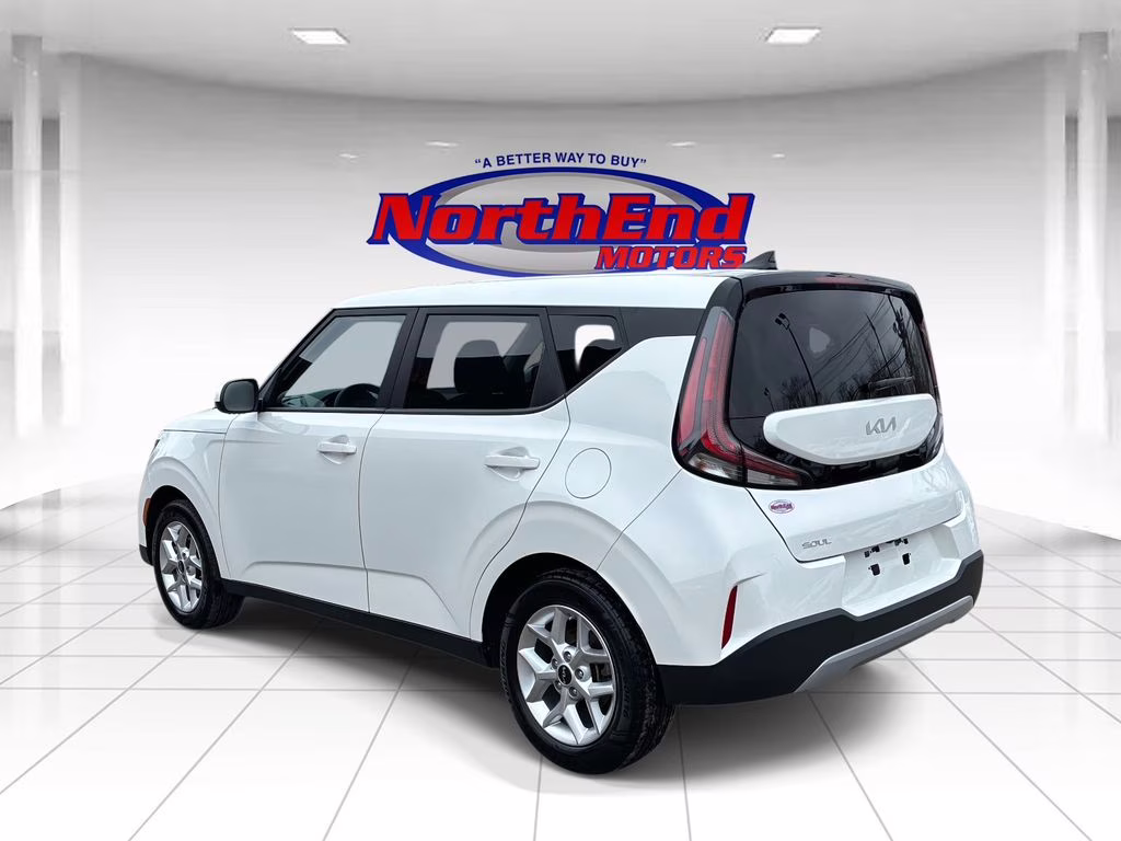 2023 Snow White Pearl Kia Soul LX FWD Hatchback