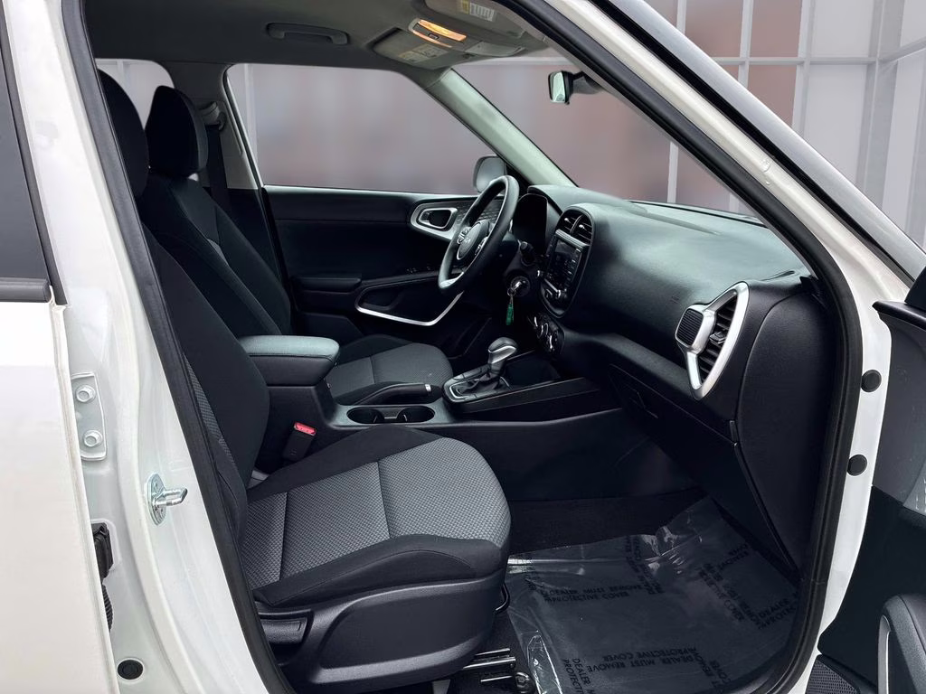 2023 Snow White Pearl Kia Soul LX FWD Hatchback