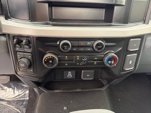 2026 Oxford White Ford Super Duty F-250 SRW XL 4X4 Truck