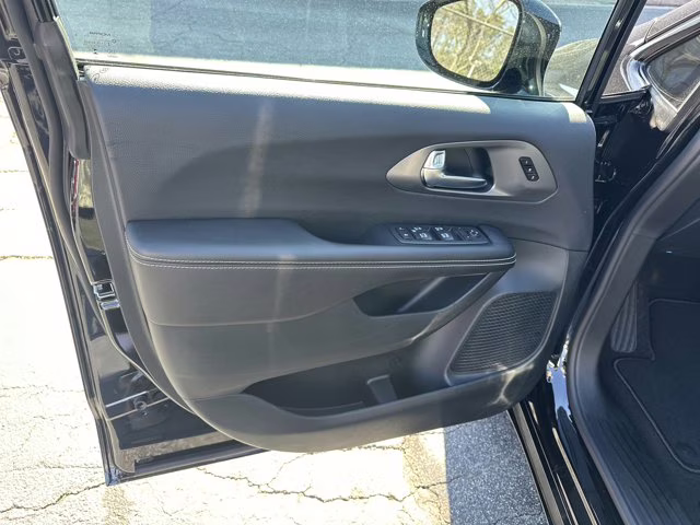 2026 Diamond Black Crystal Pearlcoat Chrysler Pacifica Select FWD Van