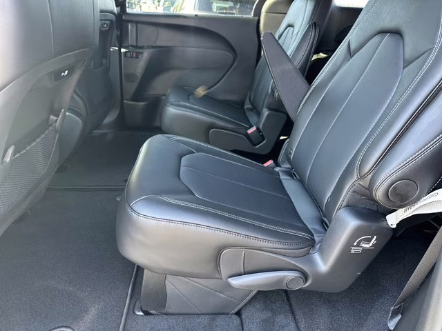 2026 Diamond Black Crystal Pearlcoat Chrysler Pacifica Select FWD Van