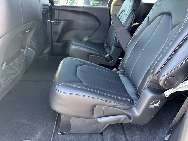 2026 Diamond Black Crystal Pearlcoat Chrysler Pacifica Select FWD Van