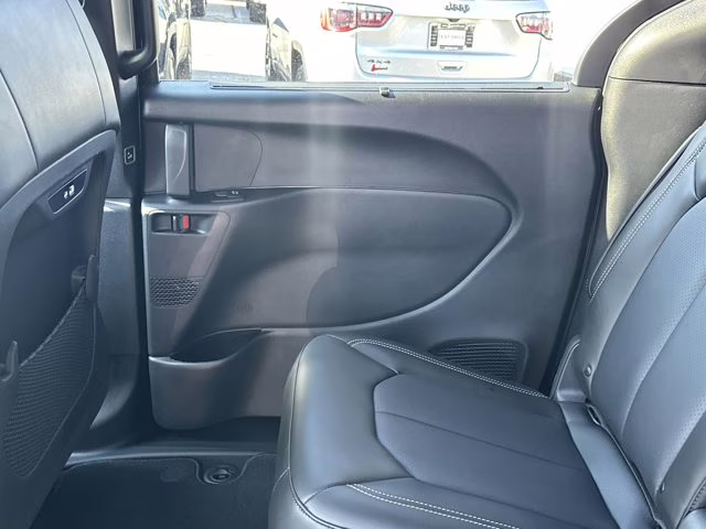 2026 Diamond Black Crystal Pearlcoat Chrysler Pacifica Select FWD Van