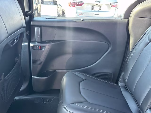 2026 Diamond Black Crystal Pearlcoat Chrysler Pacifica Select FWD Van