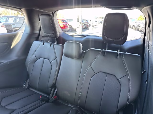 2026 Diamond Black Crystal Pearlcoat Chrysler Pacifica Select FWD Van