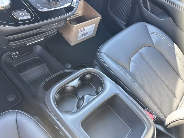 2026 Diamond Black Crystal Pearlcoat Chrysler Pacifica Select FWD Van