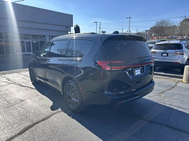 2026 Diamond Black Crystal Pearlcoat Chrysler Pacifica Select FWD Van